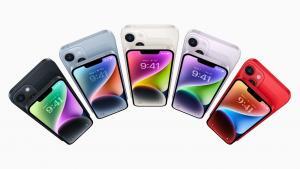 Две руки держат iPhone 14 и iPhone 14 Plus.