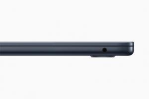 Closeup shot of MacBook Air’s 3.5 mm audio jack in midnight.